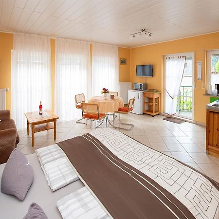 Hirschen-Schuster Apartment Mesenich Bagian luar foto
